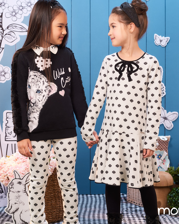 Criança usando look infantil em tons suaves