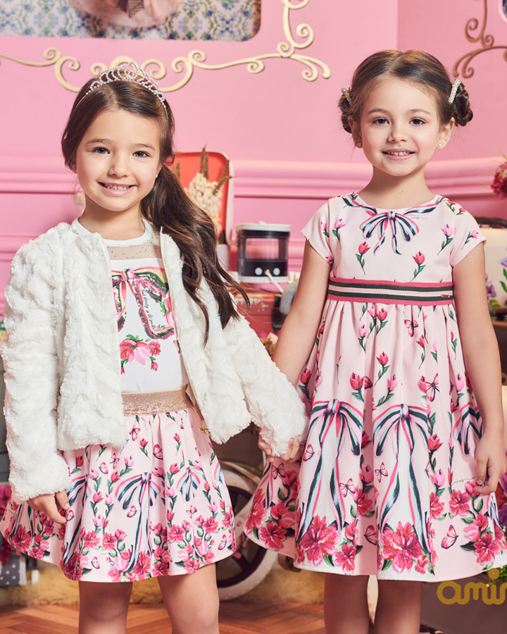 Criança sorrindo com roupa infantil da Baby at Home